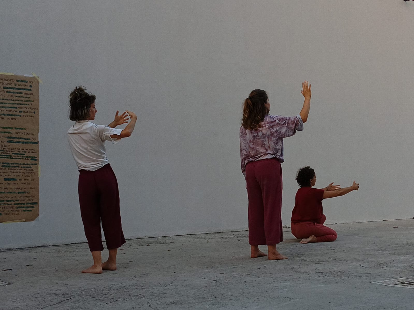 Le impronte sulla sabbia svelano la possibilità di trasformare l’esperienza del camminare, rinnovando la percezione di ogni passo