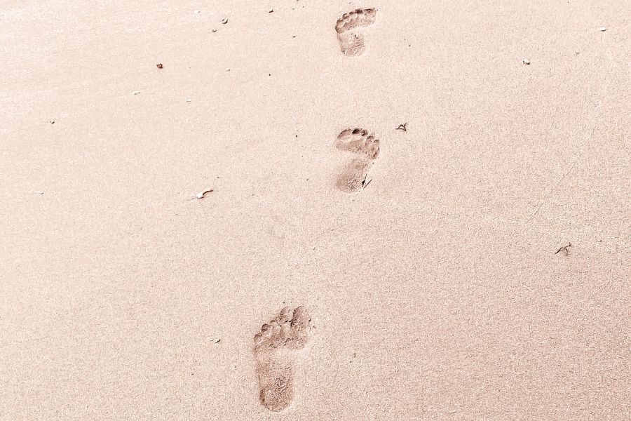 Le impronte sulla sabbia svelano la possibilità di trasformare l’esperienza del camminare, rinnovando la percezione di ogni passo